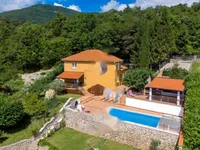 Недвижимость Семейный дом 300 м², Опация: 4