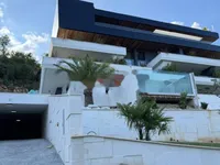 Недвижимость Трехкомнатная квартира в центре: 3