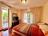 Недвижимость Трехкомнатная квартира в центре: 1