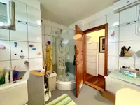 Недвижимость Трехкомнатная квартира в центре: 6