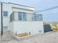 Недвижимость Трехкомнатная квартира в центре: 1