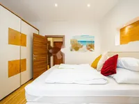 Недвижимость Двухкомнатная квартира в центре: 8