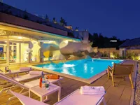 Недвижимость Семейная вилла 4 м², Запад: 2