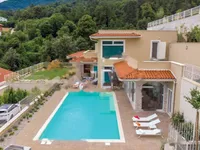 Недвижимость Семейная вилла 4 м², Запад: 3