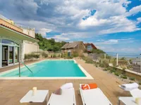 Недвижимость Семейная вилла 4 м², Запад: 4