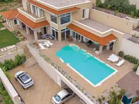 Недвижимость Семейная вилла 4 м², Запад: 6