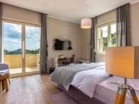 Недвижимость Семейная вилла 4 м², Запад: 19