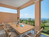 Недвижимость Трехкомнатная квартира в центре: 1