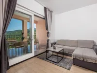 Недвижимость Трехкомнатная квартира в центре: 7