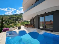 Недвижимость Четырехкомнатная квартира в центре: 1