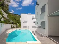 Недвижимость Трехкомнатная квартира, Центр: 16