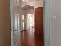 Недвижимость Трехкомнатная квартира в центре: 6