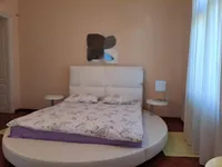 Недвижимость Трехкомнатная квартира в центре: 11