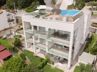 Недвижимость Трехкомнатная квартира в центре: 3