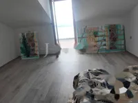 Недвижимость Трехкомнатная квартира в центре: 8