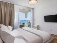 Недвижимость Трехкомнатная квартира в центре: 15