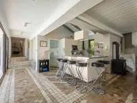 Недвижимость Семейный дом 330 м², Запад: 5