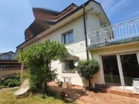 Недвижимость Двухэтажный дом с садом: 1