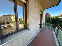 Недвижимость Трехкомнатная квартира в центре: 10