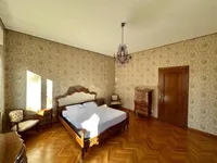 Недвижимость Трехкомнатная квартира в центре: 12