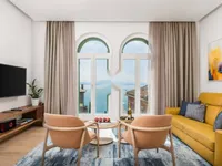 Недвижимость Трехкомнатная квартира в центре: 5