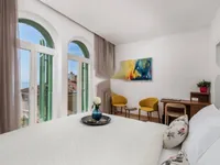 Недвижимость Трехкомнатная квартира в центре: 16