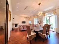 Недвижимость Трехкомнатная квартира в центре: 6