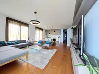 Недвижимость Трехкомнатная квартира в центре: 1