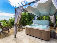 Недвижимость Четырехкомнатная квартира, Центр: 4