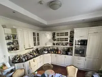 Недвижимость Трехкомнатная квартира в центре: 3