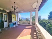 Недвижимость Трехкомнатная квартира в центре: 2