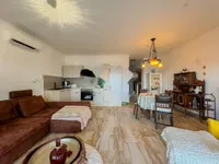 Недвижимость Трехкомнатная квартира в центре: 2