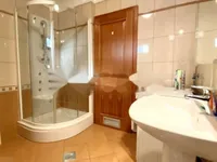 Недвижимость Трехкомнатная квартира, центр: 18