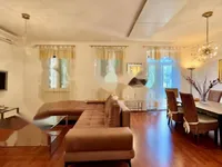 Недвижимость Трехкомнатная квартира в центре: 1