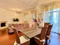 Недвижимость Трехкомнатная квартира в центре: 2