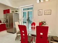 Недвижимость Трехкомнатная квартира в центре: 9