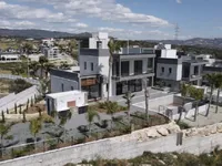 Недвижимость 6 Bedroom Villa For Sale in Parekklisia: 1