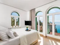 Недвижимость Трехкомнатная квартира в центре: 1