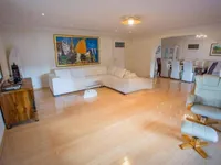 Недвижимость Трехкомнатная квартира в центре: 2