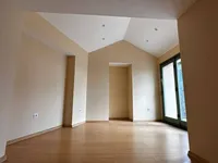 Недвижимость Трехкомнатная квартира в центре: 12