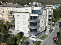 Недвижимость Трехкомнатная квартира в центре: 2