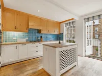 Недвижимость Bourne Street: 12