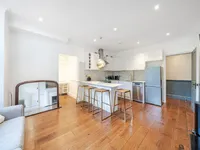 Недвижимость Knatchbull Road: 12