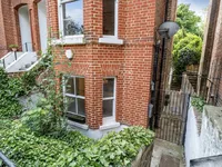 Недвижимость Knatchbull Road: 20