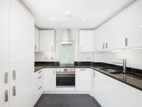 Недвижимость Clarence Avenue: 8