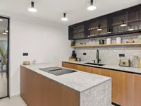 Недвижимость Семейный дом 313 м², Запад: 18