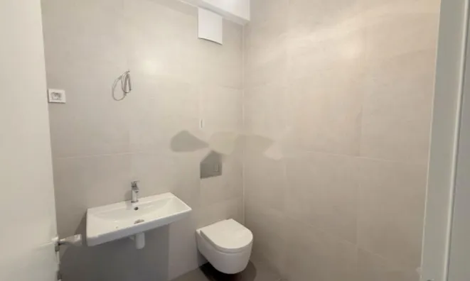 Недвижимость Трехкомнатная квартира в центре: 9