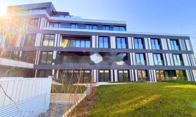 Недвижимость Трехкомнатная квартира в центре: 12