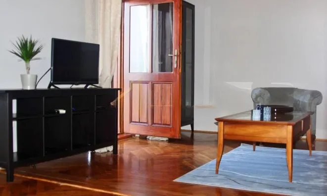 Недвижимость Трехкомнатная квартира в центре: 4