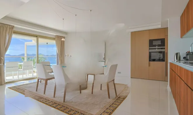 Недвижимость Property Type: Apartment  
Location: Cannes, Centre-ville 

Apartment Cannes Centre: 5